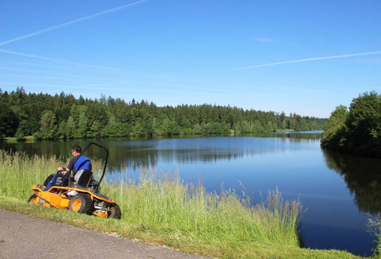 mowing the dams with the AS 1040 YAK 4WD